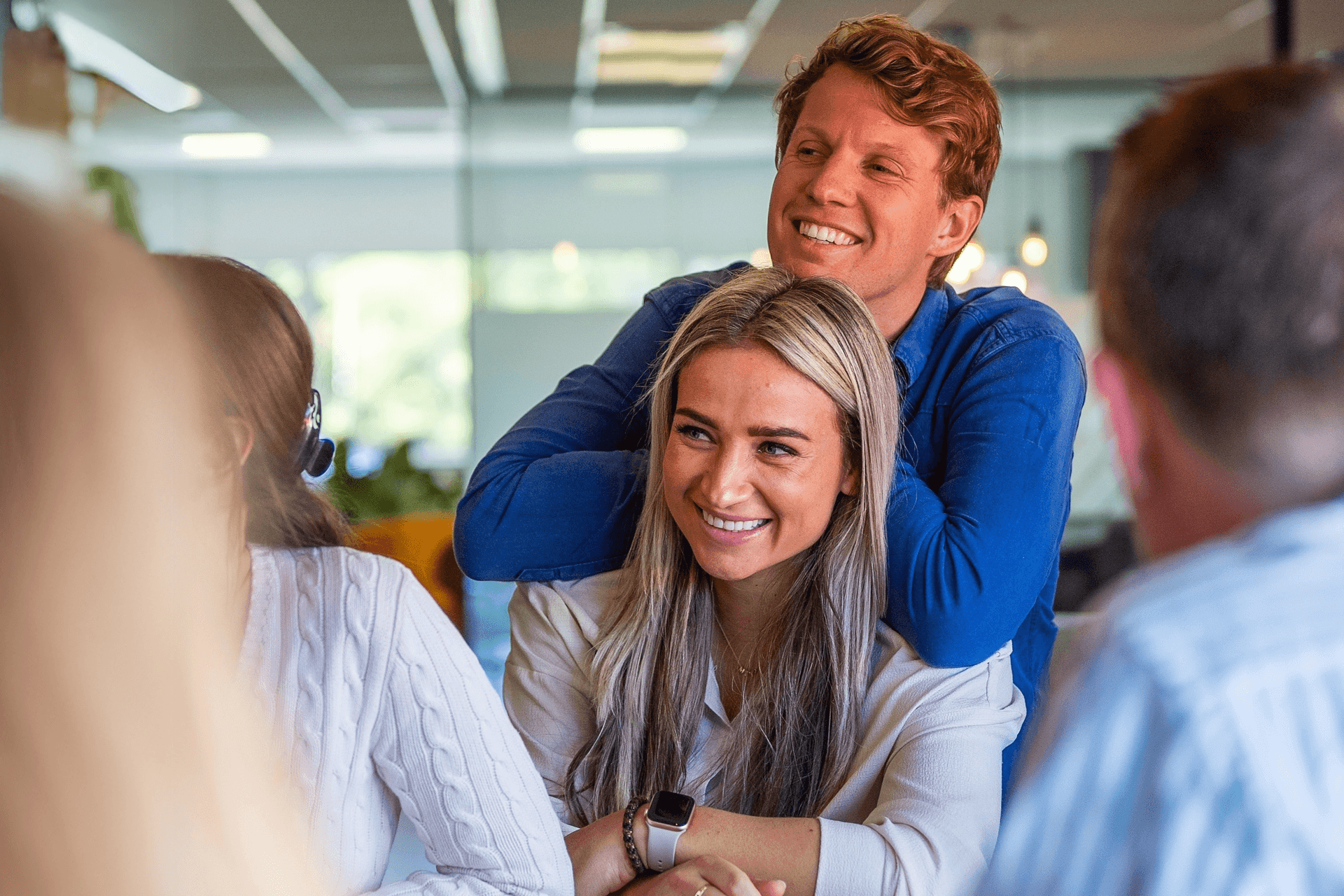 2 werkstudenten staan lachend op de foto