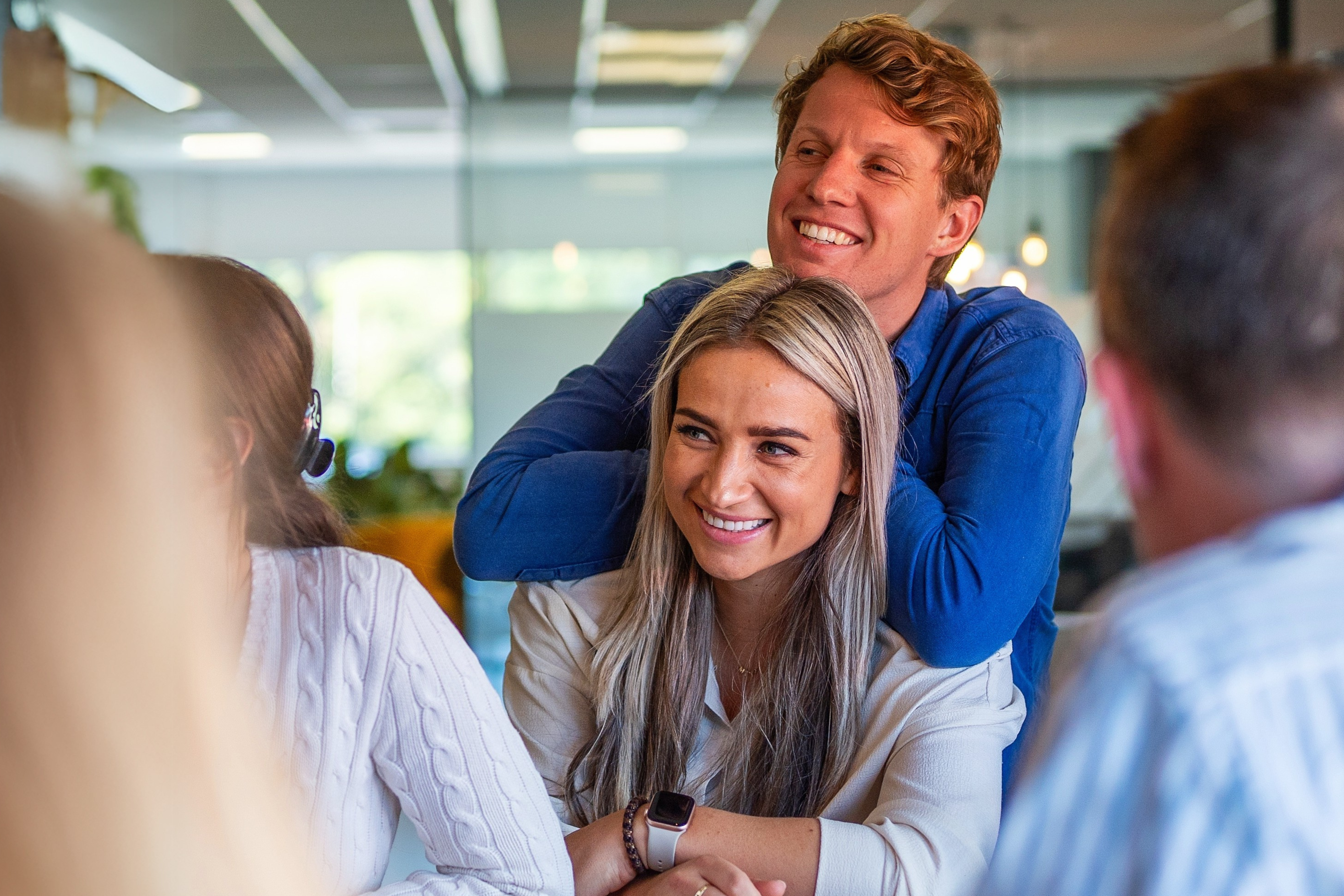 2 werkstudenten staan lachend op de foto