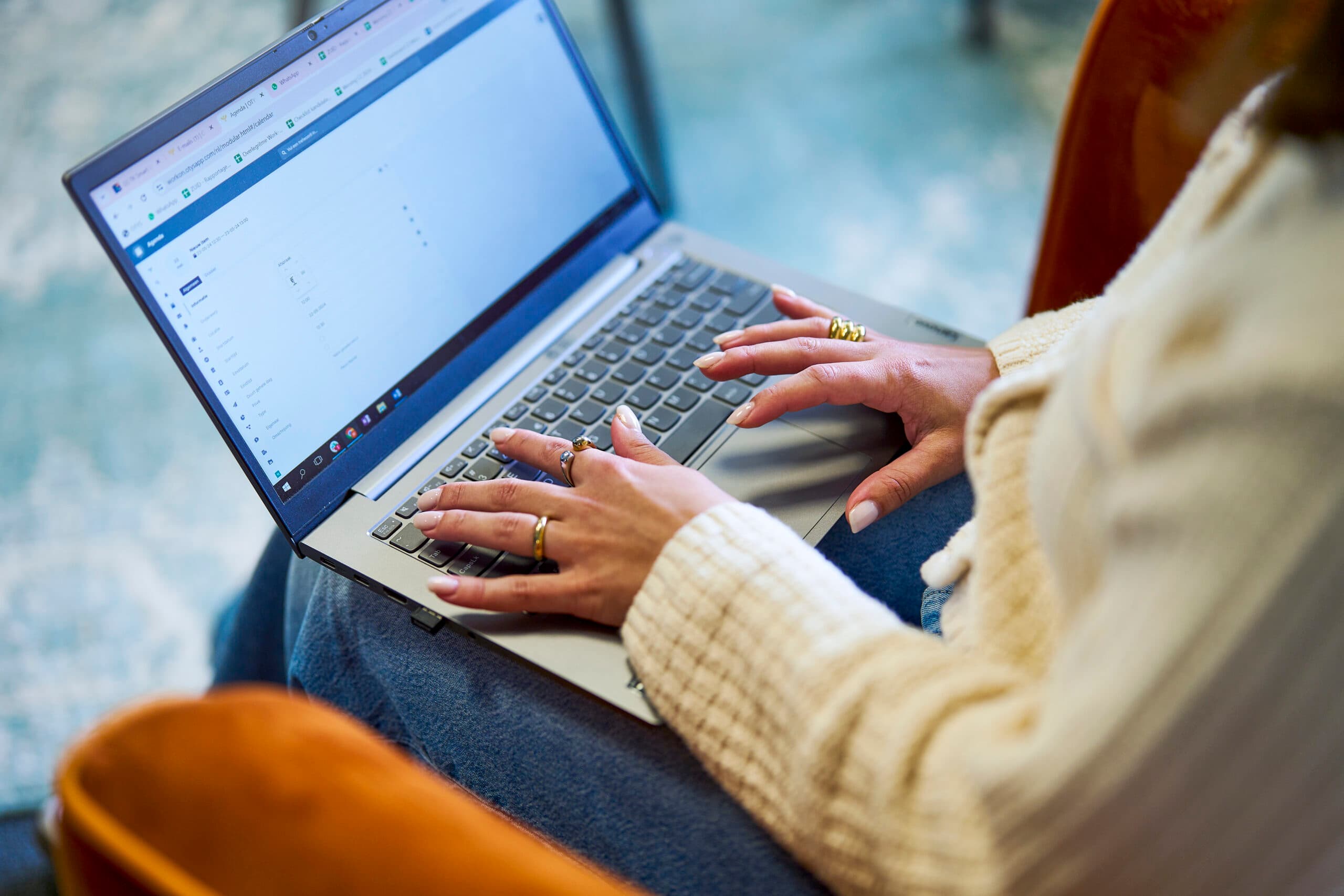 Sollicitanten zitten op een rij het resultaat van verbeterde recruitment op basis van de recruitment trends van 2021