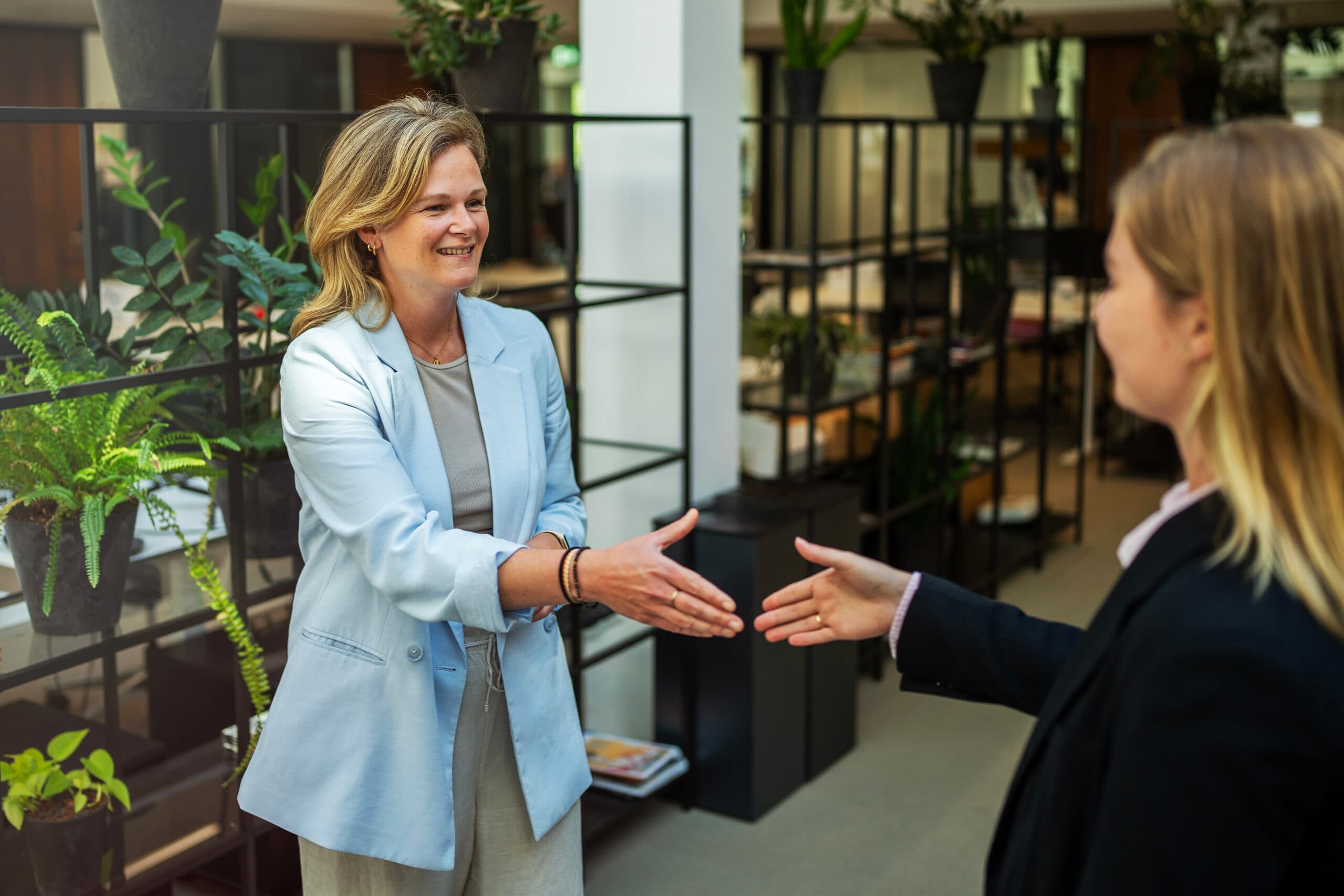 Tess van Work-on schudt een opdrachtgever de hand op kantoor