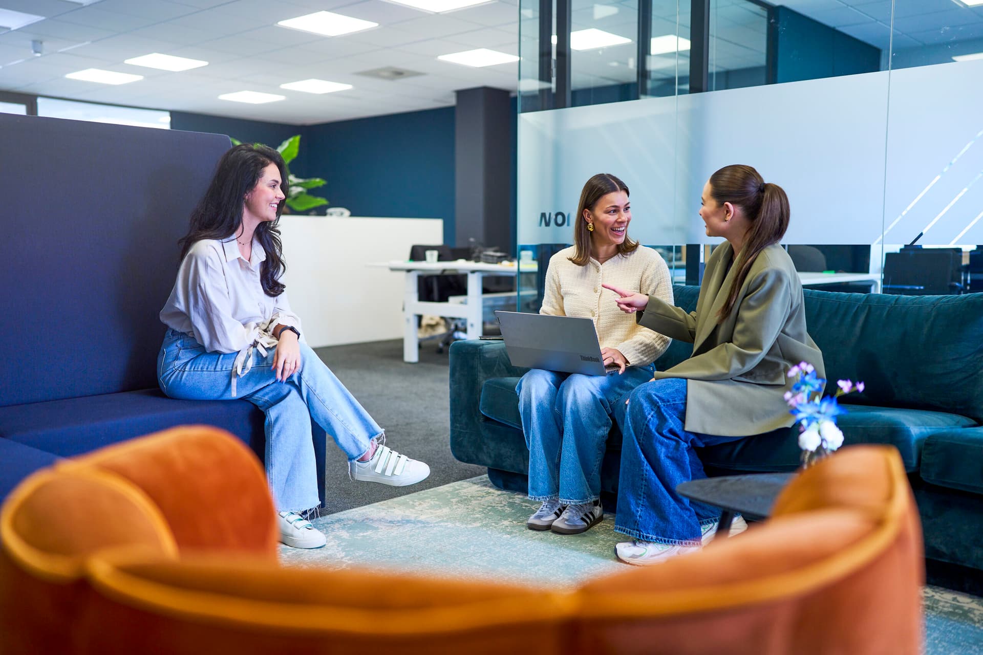 Collega's bespreken de trends van Q2 op kantoor