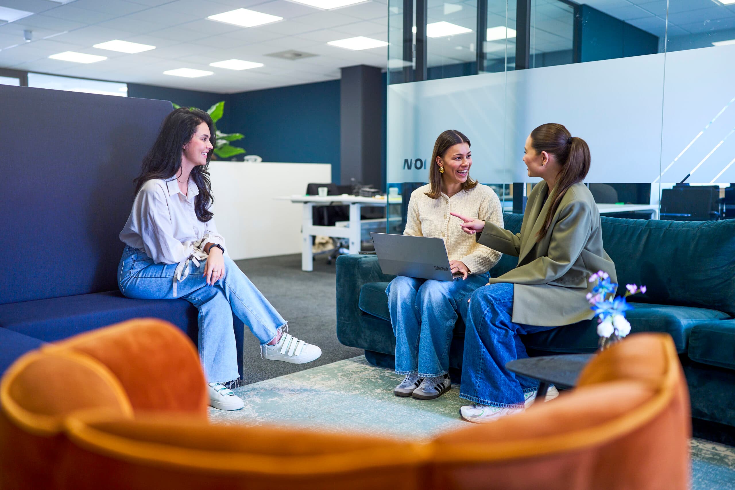 Collega's bespreken de trends van Q2 op kantoor